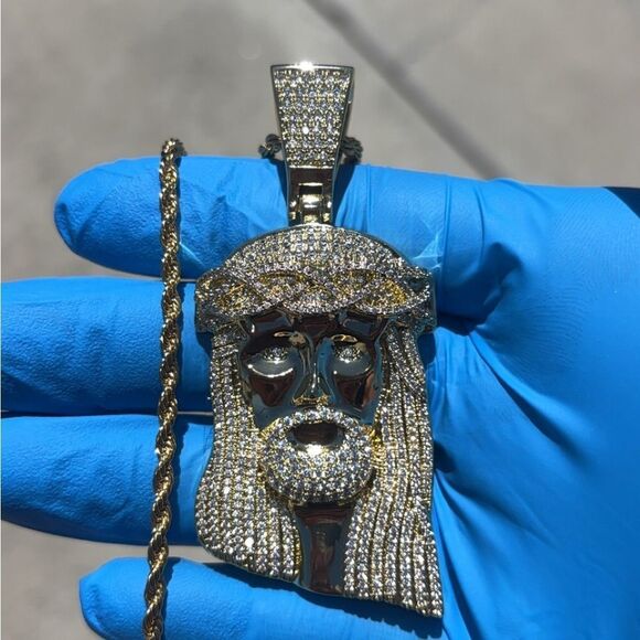 Iced Out Jesus Pendant - Picture 1 of 5